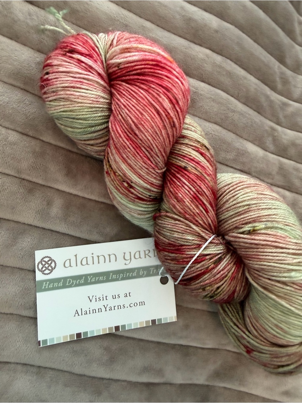 Alainn luxury yarn Hand-Dyed red & Green Skein